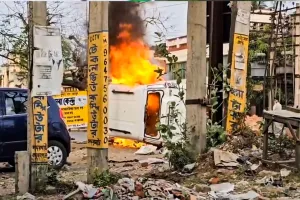 मुर्शिदाबाद: वक्फ संशोधन अधिनियम के खिलाफ प्रदर्शन में हिंसा, प्रदर्शनकारियों ने की पत्थरबाजी...पुलिस वाहनों में लगाई गई आग 