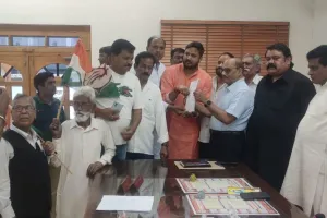 बहराइच: निजी स्कूलों की मनमानी पर नाराज हुए कांग्रेसी, किया प्रदर्शन..सौंपा ज्ञापन   