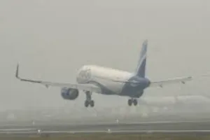 दिल्ली में चलीं धूलभरी आंधी और तेज हवाएं, हवाई अड्डे पर 15 उड़ानों का बदला गया रूट