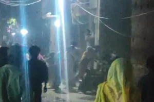 मुरादाबाद : पुराने विवाद को लेकर कहासुनी, फिर दो पक्षों में चले ईंट पत्थर, वीडियो वायरल 