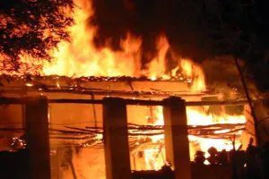 आग ने छीना गरीब का आशियाना, छत बची न खाना-पीना 