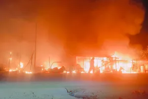 कानपुर देहात में ट्रांसफार्मर की चिंगारी से लगी आग, दस दुकानें राख: दमकल की तीन गाड़ियों ने तीन घंटे में पाया काबू