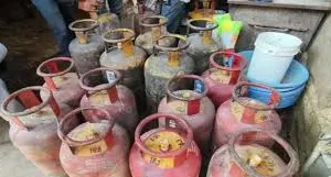 घरेलू गैस सिलेंडर की कालाबाजारी, बनभूलपुरा में रीफिलिंग का भंडाफोड़  