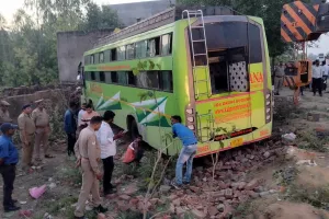 इटावा में सवारी से भरी बस अनियंत्रित होकर मकान में जा घुसी, हादसे में 13 गंभीर घायल, चार रेफर