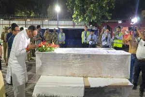 लखनऊ पहुंचा शुभम का शव, एयरपोर्ट पर डिप्टी सीएम ने दी श्रद्धांजलि 