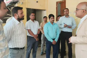 Kanpur DM ने लोक निर्माण खंड भवन का किया औचक निरीक्षण: अनुपस्थित कर्मचारियों का वेतन रोकने के निर्देश...