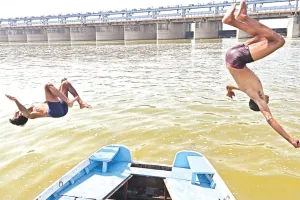 बिना लाइफ सपोर्ट झील में मस्ती, छोटे बच्चों को थमा रहे बोट; Kanpur के गंगा बैराज में खुलेआम स्टंट, जिम्मेदार अंजान