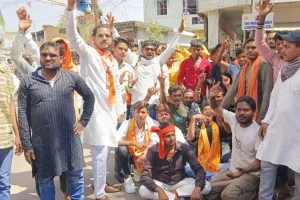 कानपुर में पदाधिकारियों का ऐलान- नहीं निकालेंगे शोभायात्रा, पुलिसकर्मियों पर कार्रवाई की कर रहे मांग, जाम लगा किया हंगामा