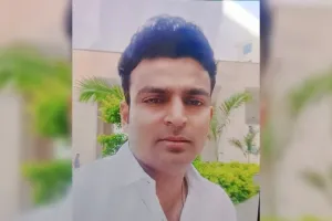 कानपुर में डिवाइडर से टकराकर पलटी पिकअप; हादसे के बाद मची चीख-पुकार, एक की मौत व अन्य सवारियां घायल 