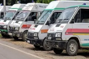 चिलचिलाती धूप में खड़ी हो रहीं एंबुलेंस में मरीज बेहाल, प्रशासन नहीं ले रहा कोई सुध 