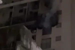 बहुमंजिला बिल्डिंग में लगी आग में फंसी मां-बेटी- सीढ़ी लगाकर उतारा गया, तीन दमकल ने एक घंटे में पाया काबू 