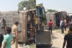 डबल डेकर बस पलटने से एक दर्जन से अधिक लोग घायल, ओवर लोडिंग के चलते हुआ हादसा