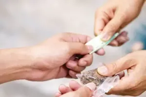 पैरोल पर बाहर आया और फिर से बेचने लगा स्मैक       