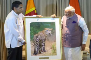 Sri Lanka : साजिथ प्रेमदासा ने पीएम मोदी को भेंट की तेंदुए की तस्वीर की बयां की कहानी, बोले-गौरवान्वित महसूस कर रहा हूं 