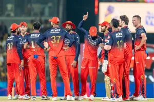 IPL 2025 : जीत की हैट्रिक लगाने GT के खिलाफ घरेलू मैदान पर उतरेगी RCB  