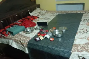 औरैया में छत के रास्ते से घुसे चोर, नगदी, जेवरात समेत 20 लाख का माल किया पार, सामान बिखरा देख पीड़ित के उड़े होश