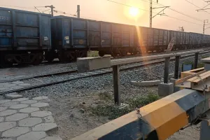 Auraiya News; क्रासिंग बंद न होने से आउटर पर खड़ी रहीं ट्रेनें, कानपुर से इटावा की ओर जा रही मालगाड़ी को रोका...