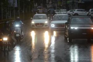 कानपुर में तेज बारिश से मौसम हुआ खुशनुमा: दिन में रात जैसा नजारा, पिकनिक स्पॉट पर लुत्फ उठा रहे लोग, देखें- PHOTOS