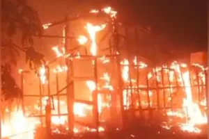 लखीमपुर-खीरी: मुर्गी फार्म में लगी भीषण आग 1700 चूजों की जिंदा जलकर मौत