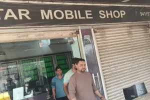 रामपुर: चोरों ने दुकान से लाखों रुपये के मोबाइल पर हाथ किया साफ, सीसीटीवी में हुए कैद