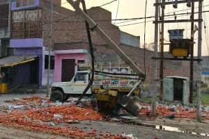 कासगंज: पिकअप की टक्कर से ट्रांसफार्मर क्षतिग्रस्त, खंभा टूटा...आपूर्ति ठप