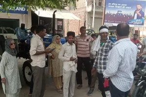 अमरोहा: ट्रायल के नाम पर 8 लाख का ट्रैक्टर लेकर बदमाश फरार, सीसीटीवी में हुआ कैद 