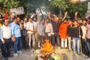 Pahalgam Terror Attack : पाकिस्तान का पुतला फूंका, पढ़ी हनुमान चालीसा..बदस्तूर जारी विरोध प्रदर्शन