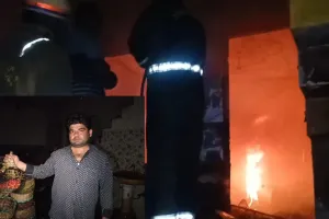 मुरादाबाद: मेटल क्राफ्ट गोदाम में भीषण आग...25 लाख कीमत का माल जलकर राख