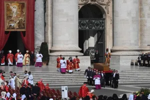 पोप फ्रांसिस का अंतिम संस्कार, प्रार्थना सभा में शामिल हुए हजारों लोग, राष्ट्रपति द्रौपदी मुर्मू ने दी श्रद्धांजलि