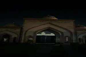 वक्फ कानून के विरोध में ब्लैक आउट प्रदर्शन, इस्लामिक सेंटर ऑफ इंडिया में बिजली रही बंद