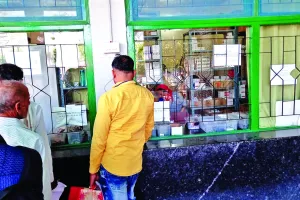 दो दिन बाद ओपीडी खुली और दवा देने वाला कोई नहीं