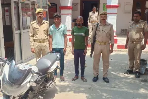 Lucknow Crime News :चोरी की बाइक बेचने जा रहे दो ऑटोलिफ्टर को पुलिस ने दौड़ाकर पकड़ा