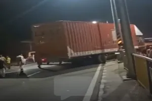 Raebareli incident : डिवाइडर तोड़ कंटेनर ने भाई बहन को कुचला, आक्रोशित लोगों ने हाइवे किया जाम