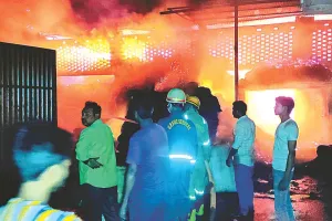 कन्नौज में अगरबत्ती फैक्ट्री में लगी आग, 10 लाख का नुकसान; दमकल कर्मी आठ घंटे जूझते रहे, चार गाड़ियों ने पाया काबू