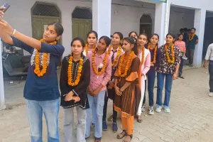 UP Board Exam Result 2025 : दसवीं में 96.67 प्रतिशत अंक पाकर आकांक्षा ने प्रदेश आठवें स्थान पर