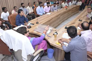 कहीं लाइट दिनभर जल रही तों कहीं ठीक नहीं हो रही: कानपुर में महापौर, नगर आयुक्त ने बैठक कर दिये ये निर्देश...