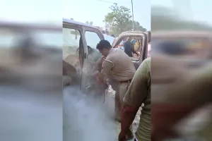 कासगंज: चलती वैन में आग लगने से मची खलबली...पुलिस की फुर्ती से टला हादसा