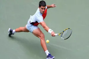 Monte-Carlo Masters : कार्लोस अल्कराज की संघर्षपूर्ण जीत, गत चैंपियन स्टेफानोस सितसिपास हारकर बाहर 