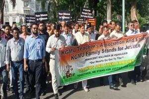 पहलगाम आतंकी हमला: सड़क पर उतरे डॉक्टर, नर्स और कर्मचारी, कहा- आतंकवाद के खिलाफ निर्णायक लड़ाई में हम सरकार के साथ