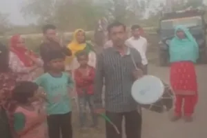 बिजनौर : पुलिस ने फरार दो महिला आरोपियों के घर चस्पा किए नोटिस, गांव में ढोल के साथ कराई मुनादी, जानिए पूरा मामला