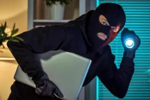 बाराबंकी : शादी की तैयारी में गांव गए वकील के घर बड़ी चोरी, लाखों की नकदी और जेवरात पर हाथ साफ