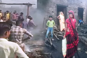 लखीमपुर खीरी: बाबागंज में आग ने तबाह किए छह गरीबों के आशियाने...लाखों का नुकसान