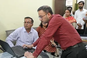 शाहजहांपुर: बीएसए कार्यालय में डीएम का छापा, बेसिक शिक्षा अधिकारी व सहायक से जवाब तलब 