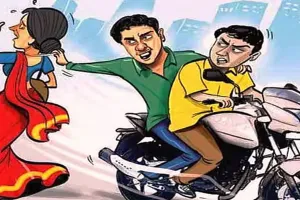 लखीमपुर खीरी: महिला की झुमकी लूट कर भाग निकले बाइक सवार बदमाश