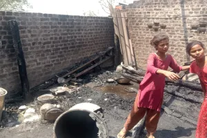 कासगंज: घूरे के ढेर से उठी चिंगारी से रिहायशी झोपड़ी जलकर राख