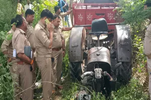 संभल: एक्सल टूटने से  खंदक में घुसी ट्रैक्टर ट्राली पोल से टकराई, चालक की मौत