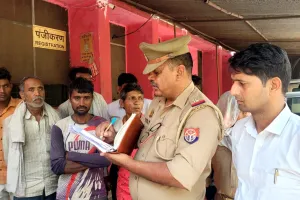 कासगंज: दर्दनाक मौत...घर के बाहर बैठी बुजुर्ग महिला को बेकाबू ट्रैक्टर ट्रॉली ने रौंदा