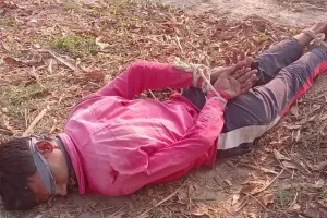 लखीमपुर खीरी: आंखों पर काली पट्टी और हाथ-पैर बांधकर सड़क पर लेटा युवक...वजह कर देगी हैरान !