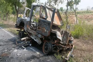 संभल: बाइक को 500 मीटर तक घसीटती रही थार...निकली चिंगारी और सब बर्बाद !