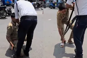 बिजनौर : सड़क पर लड़खड़ाता दिखा नशे में धुत सिपाही, ट्रैफिक पुलिस ने संभाला...VIDEO वायरल